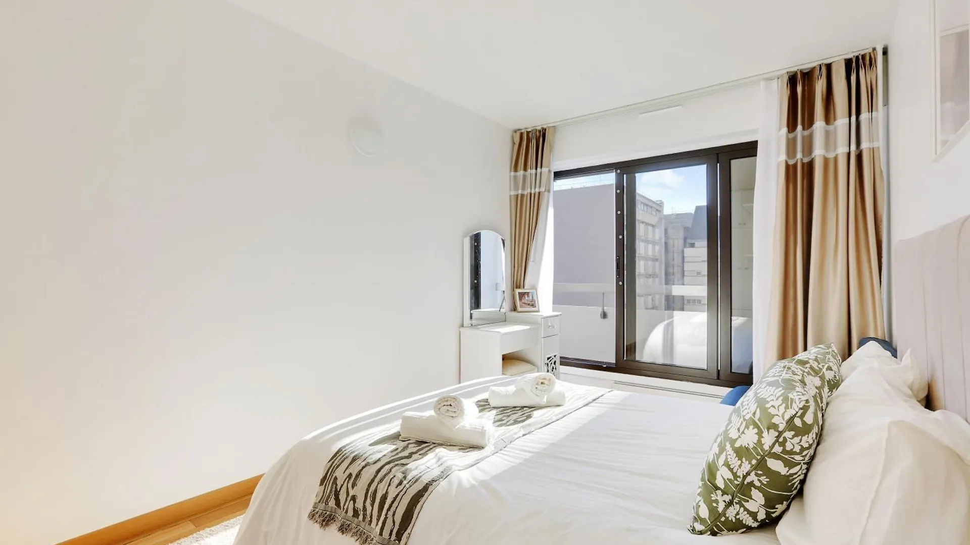 Apartment A 1 Minute Du Metro Et Parking Prive *