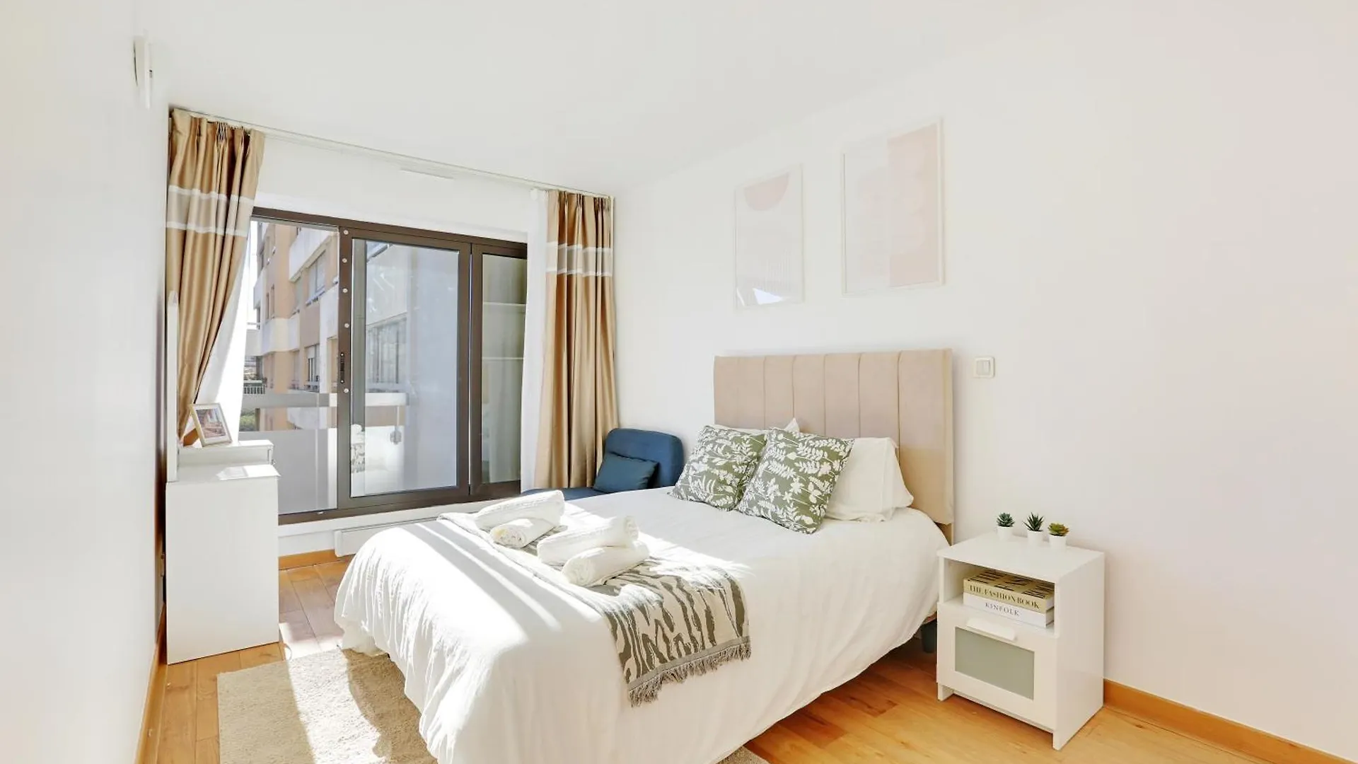 Apartment A 1 Minute Du Metro Et Parking Prive