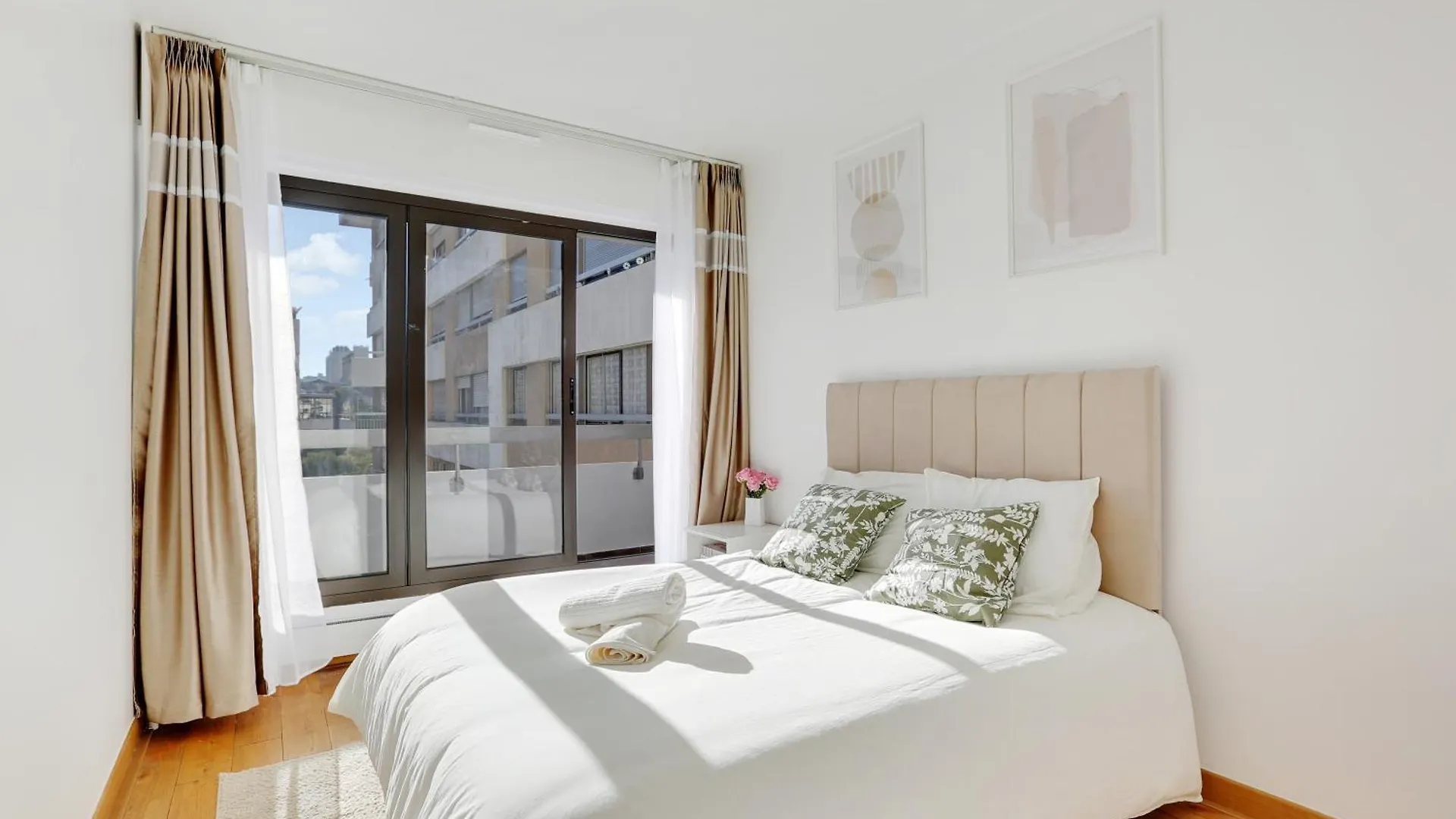A 1 Minute Du Metro Et Parking Prive Apartment